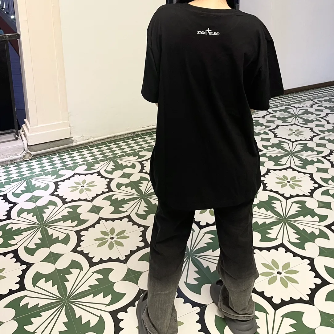 W618#P110💰 [Stone lsland/Stone Island summer new cuff compass printed pattern short-sleeved T-shirt] ⚠️[Original creation, high control of details] Made of 260g combed cotton 32-count double yarn, soft and comfortable to the touch, sweat-absorbent and breathable. -Simple basic and versatile style, original quality, the first choice for couples. -Made in a large factory, four needles and five threads on the shoulder, neatly arranged, high quality workmanship. -Same style for men and women. Very versatile, one piece for everyone, details are clearly visible. Color: Black White Size: M L